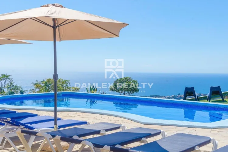 Two villas with stunning sea views and tourist license