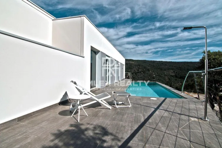 Modern villa with stunning sea views, in the Vizcondado de Cabanyes urbanization