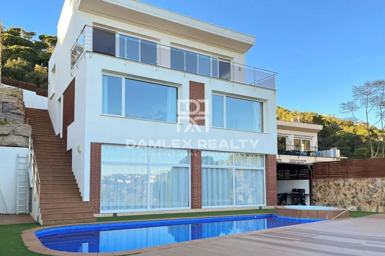 Very nice house with sea view in the residential area of Serra Brava