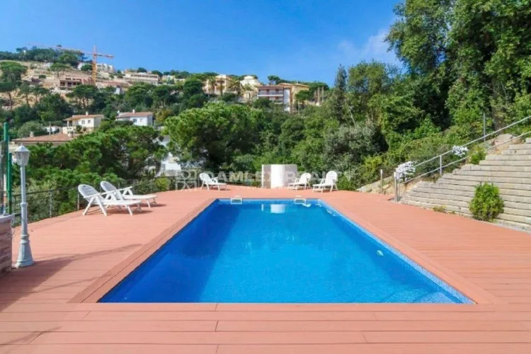 Villa Cruise is a beautiful, modern,  house located in the Serra Brava neighbourhood of Lloret de Mar