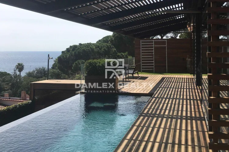 Luxury villa with panoramic sea views in the Cala Canyelles urbanization