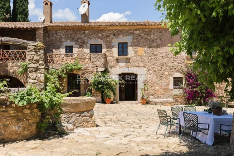 Authentic 17th-century Catalan farmhouse with 19 hectares of land in Cruïlles, Monells i Sant Sadurní de l’Heura