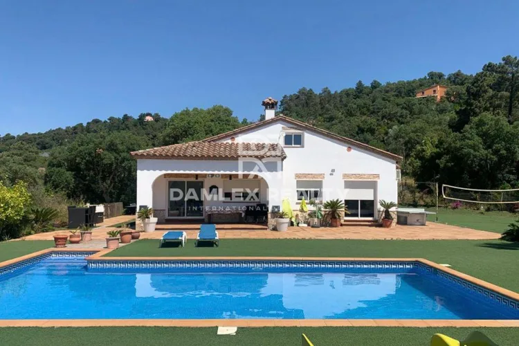 House with tourist license surrounded by nature in Urb. Masies de Lloret