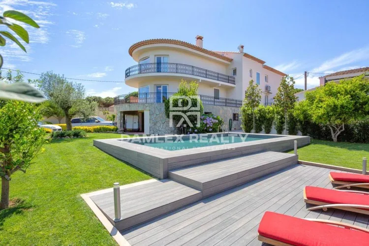 Impressive house with sea views and heated pool
