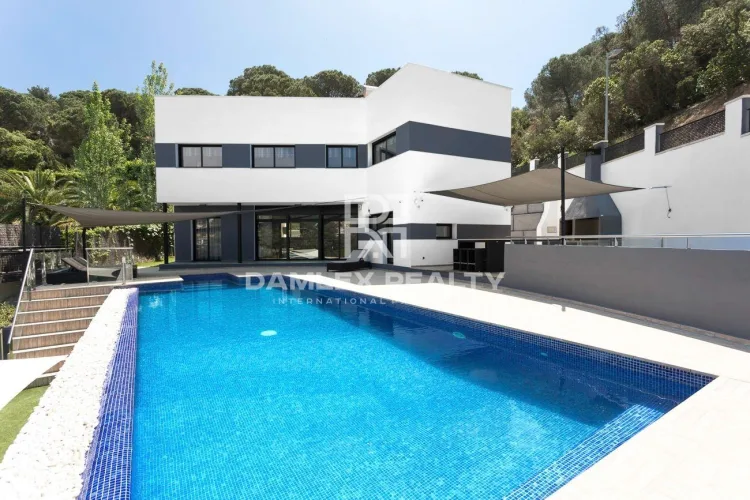 Wonderful recently built villa, 3 min from the magnificient Cala Canyelles