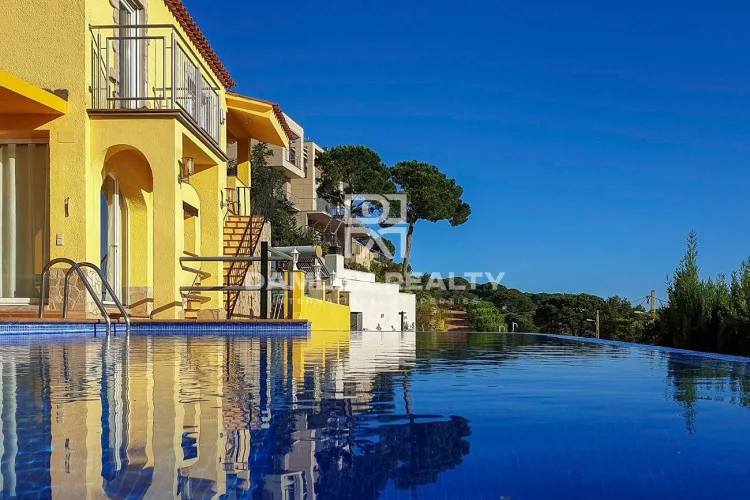 Beautiful independent house with spectacular sea and mountain views, in a quiet urbanization, Lloret de Mar