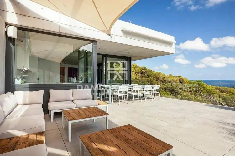 UNIQUE et spectaculaire villa moderne avec vues imprenables sur la mer et le joli village de Tossa de Mar