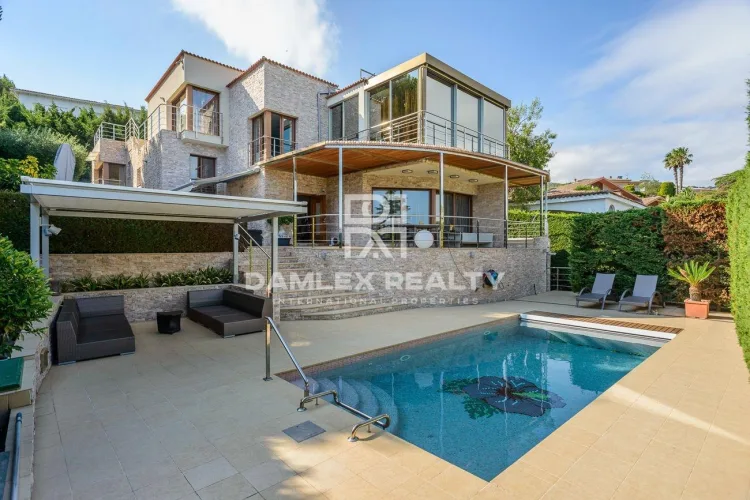 Spectacular luxury villa, sea view, in a privileged urbanization of Montgoda- Lloret de Mar