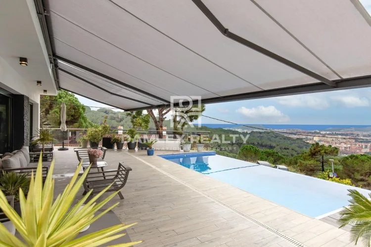 Magnificent luxury villa with sea views in a privileged urbanization -Lloret de Mar