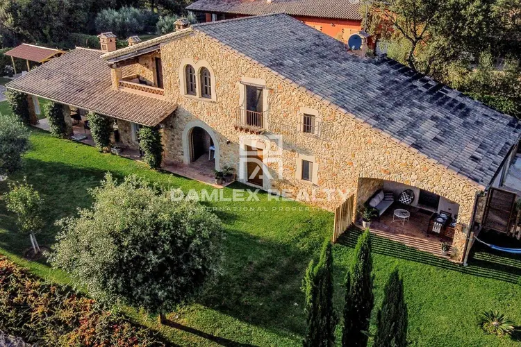 Karakteristieke rustieke villa gelegen in het rustige dorpje Vall-Llobrega