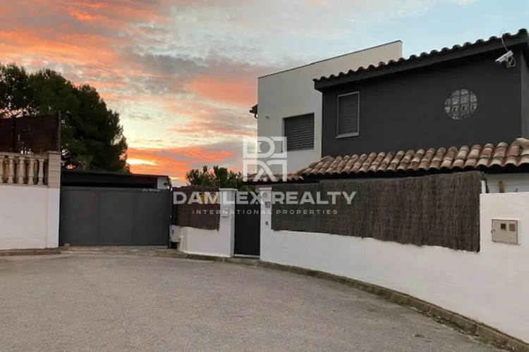 Great house completely renovated, with sea view, a stone