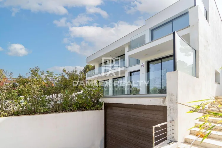Newly built house with sea views located 3 min walk from the GoGo house, Calonge