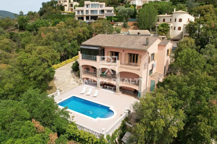 Impressive villa with a large plot and spectacular views
