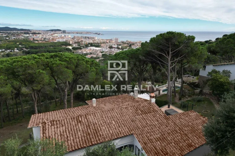 Beautifully renovated house in the middle of the forest with breathtaking views of the Palamos bay