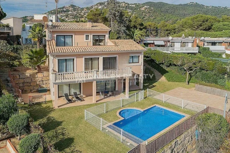 Luxurious house located in a prestigious urbanization La Mongoda in Lloret de Mar.