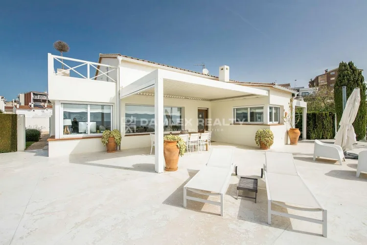 Incredible villa with breathtaking views on the first line of the sea