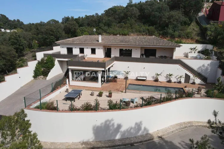 Spectacular house  situated in the charming port of Aiguablava in Begur, an exclusive area of ​​the Costa Brava.
