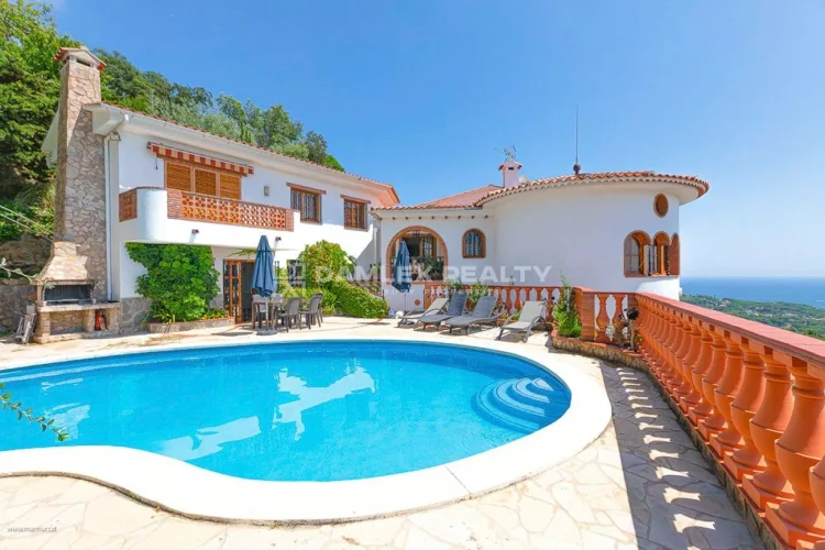 House with pool and panoramic sea views in Roca Grossa