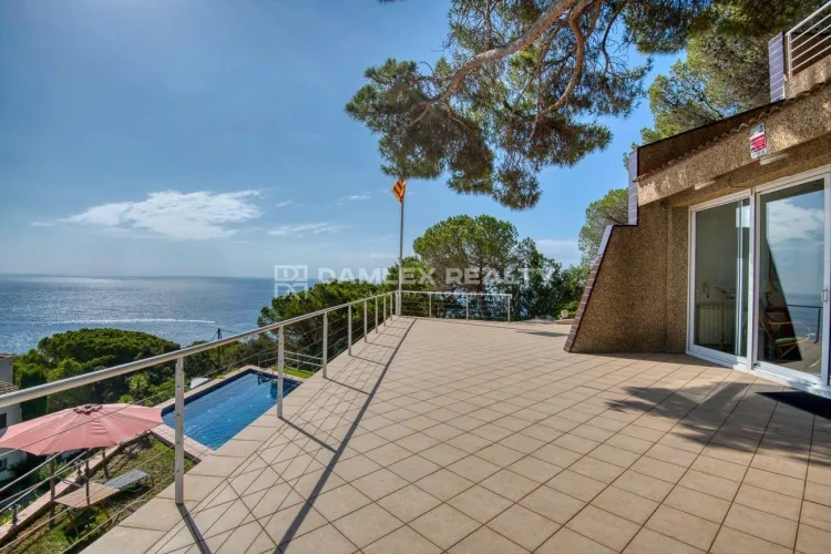 Incredible Independent Villa for Sale with Stunning Sea Views