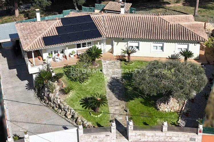 House or detached villa for sale on Pedralta Street