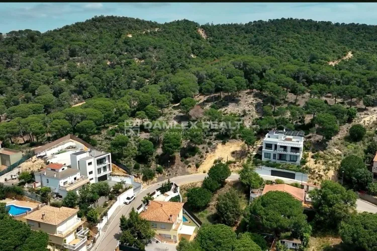 New construction, house with pool in Lloret de Mar, in the urbanization Los Pinares