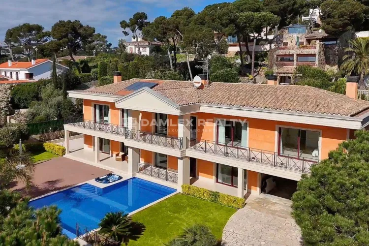 Luxe villa op slechts 50 meter van de zee met panoramisch uitzicht en elegant design
