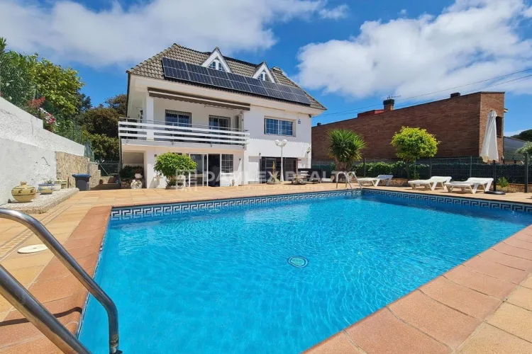 Beautiful and cozy property for sale in Urbanitzacions