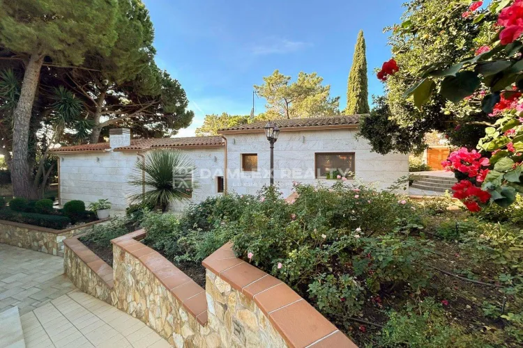 Detached House for Sale in Canyelles, Near the Beach