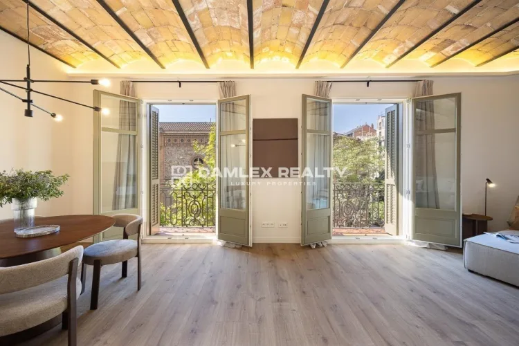 Elegante piso reformado integralmente en finca regia del Eixample Dret