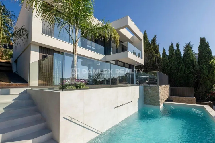Modern villa with panoramic sea views in Lloret de Mar