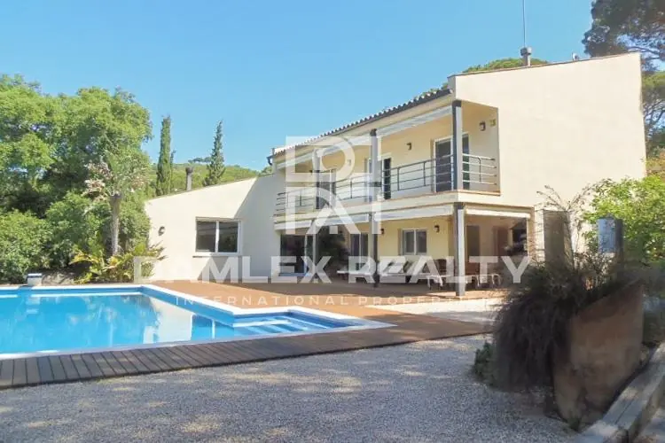 Villa with stunning sea and mountain views. Coast of Barcelona.