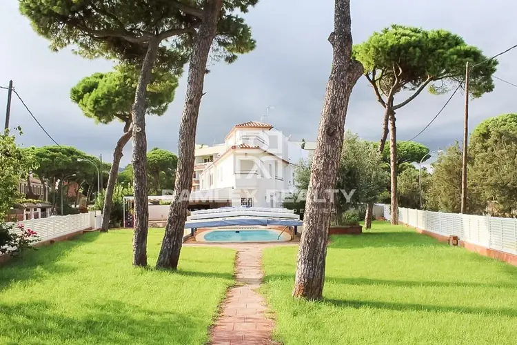 Townhouse in the first line of the sea in the town of Castelldefels