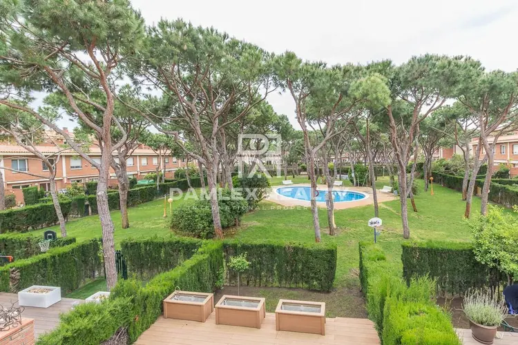 Beautiful townhouse in the city of Gava Mar