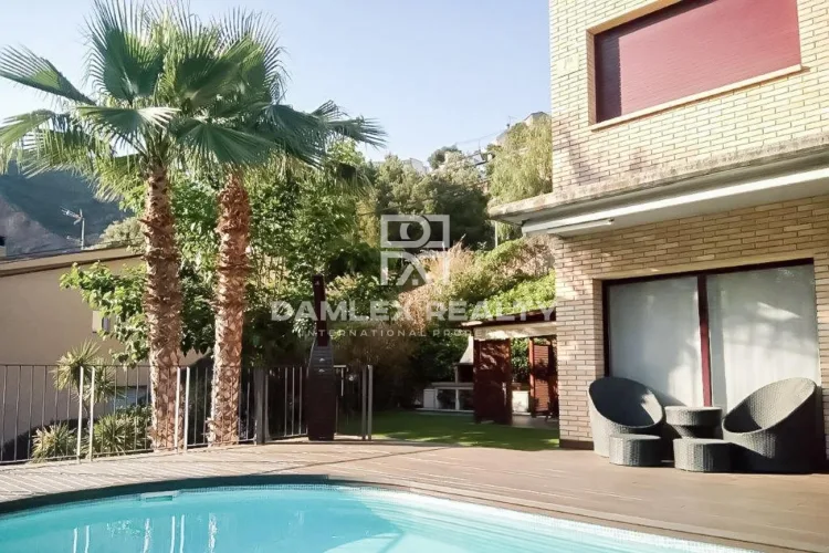 Townhouse on a hill with sea views in Castelldefels