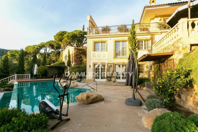 Villa de lujo en la segunda línea del mar en una urbanizacion con seguridad