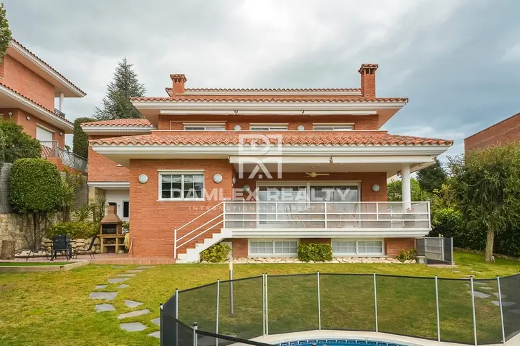Villa in a prestigious village in the suburbs of Barcelona