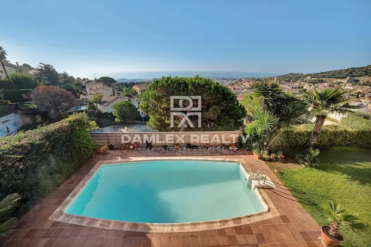 Haus / Villa mit 7 Zimmern, Grundstück 850 m², zum Verkauf in Vilassar de Dalt, Barcelona North Coast