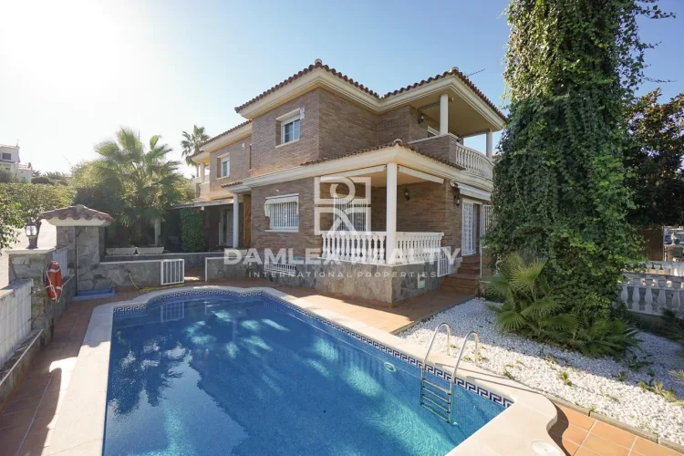 House in Premia de Dalt near the center