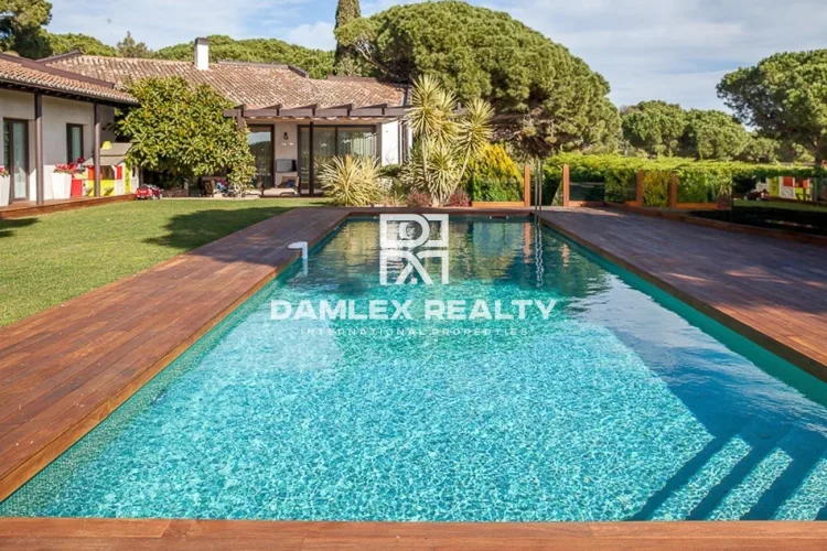 Modern luxury villa in a prestigious village overlooking the sea