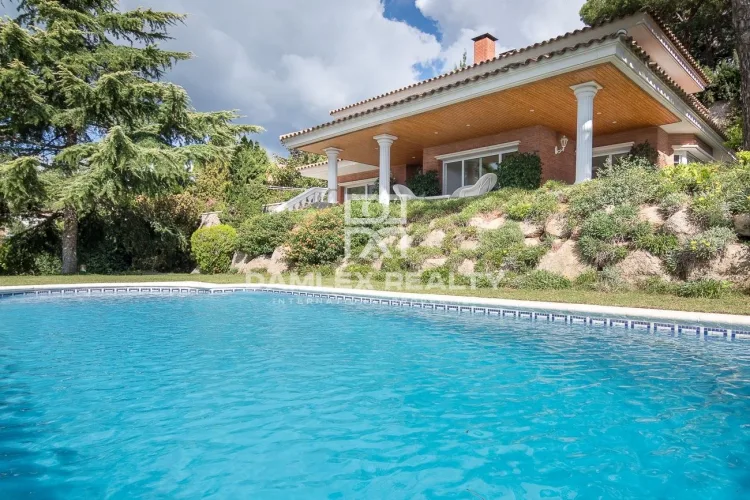 Spacious villa with sea views in Cabrils