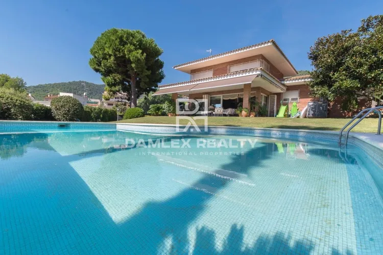 Cozy villa with nice garden 20 minutes from Barcelona.