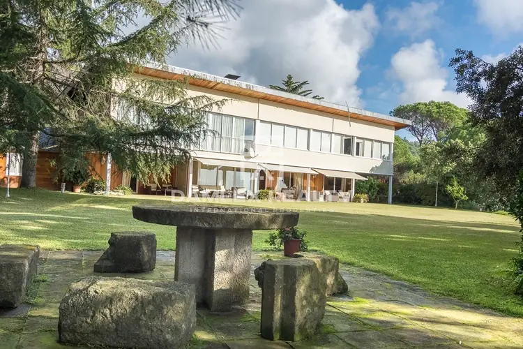 Villa con una gran parcela y vistas al mar a 35 km de Barcelona.
