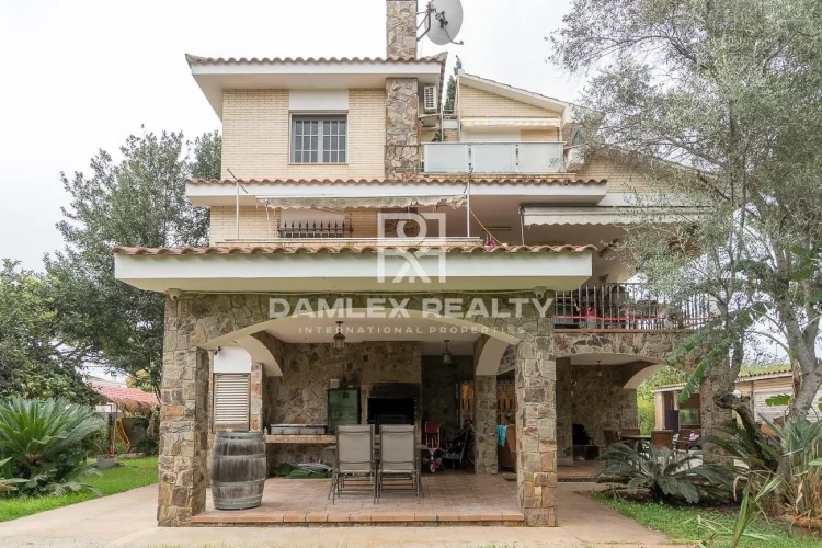 House with the big garden next to the British School of Gava