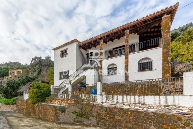Villa with a beautiful view of the mountains and the Mediterranean