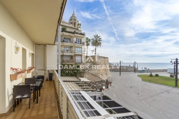 Apartment with stunning sea views and tourist license in Sitges