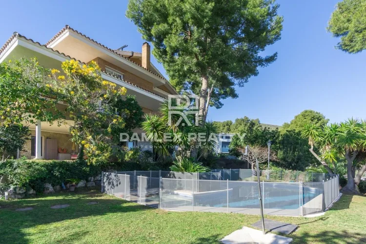 House with spectacular views of the sea and Barcelona