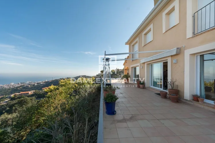 Duo of intimate villas with breathtaking views of Palamos Bay