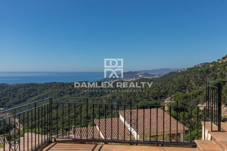 House on a large plot with Sea and Mountain views