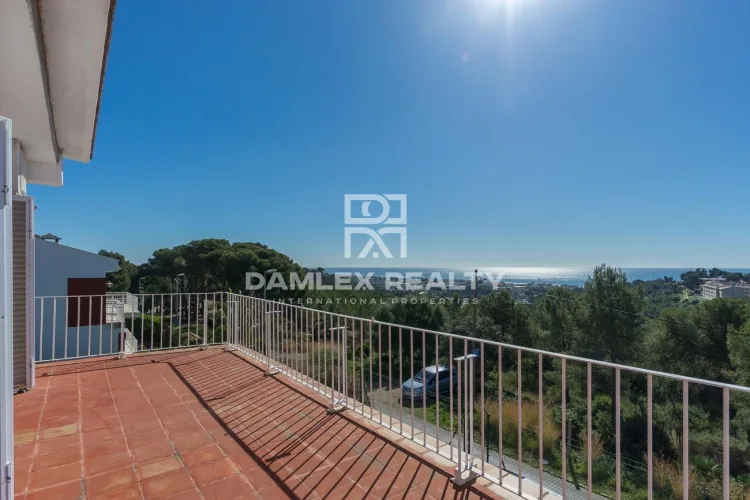 House with beautiful views of the sea and Castelldefels.
