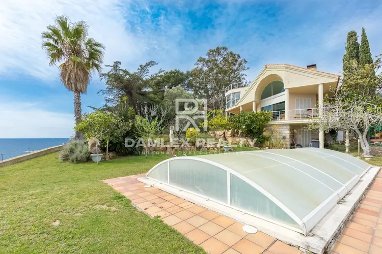 Propriété de luxe à vendre sur la Costa Brava située en première ligne de mer